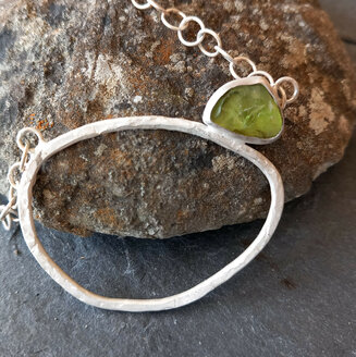 Wobbly oval & peridot